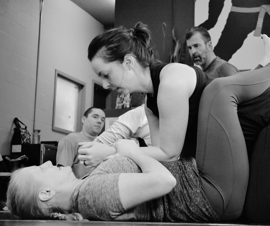 women rolling sign up for jiu jitsu classes